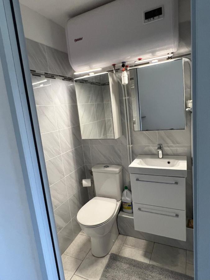Joli Studio Tres Clair A Proximite Mer Pour 3 Personnes La Londe-les-Maures Bagian luar foto